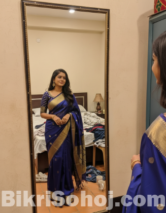 আকর্ষণীয় ক্লাসিক গোল্ডেন বর্ডারের আয়না বিক্রয় হইবে।